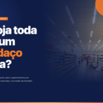 Corredor de supermercado ao fundo, com sobreposição azul escura e chamada em branco e laranja: A loja toda ou um pedaço