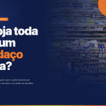 Gôndola de supermercado vista de frente, cheia de produtos, com sobreposição azul escura e chamada em branco e laranja: A loja toda ou um pedaço dela?