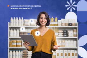 Uma mulher segurando um tablet na frente de uma gondola